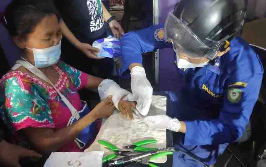 Jari Membengkak dan Kesulitan Lepas Cincin, Petugas Dinas Damkar dan Penyelamatan Kotim Beri Pertolongan