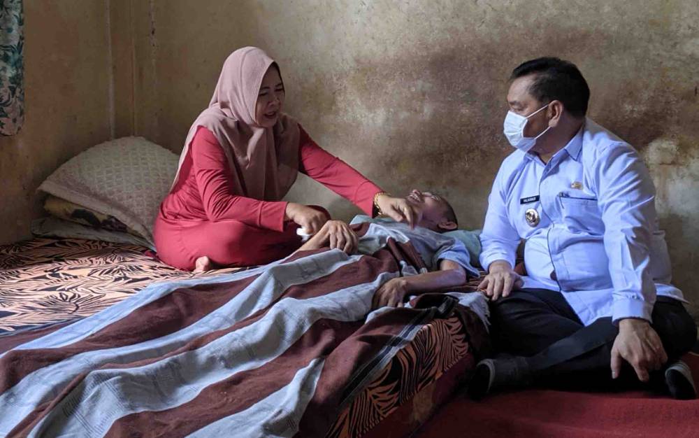 Bupati Kotim Kunjungi Teman Seperjuangan Saat Masih Sebagai ASN yang Sudah 8,5 Tahun Sakit Stroke