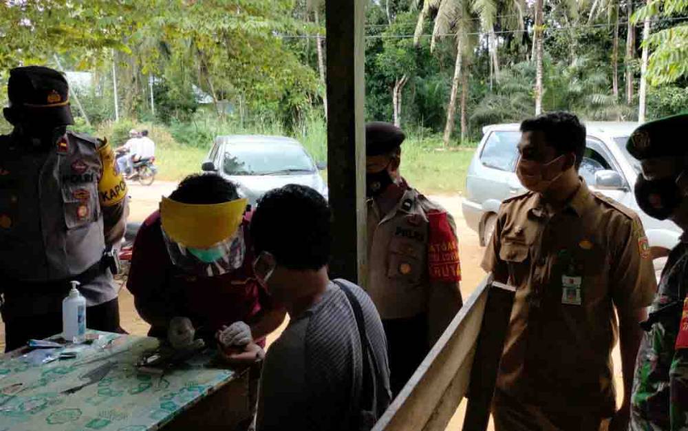 Lagi Asik Nongkrong di Warung, Warga Aruta Dirapid Test Antigen