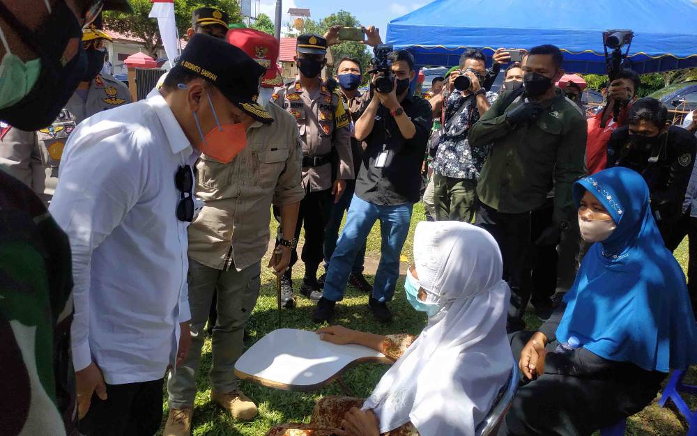 Gubernur Kalteng Tinjau Vaksinasi Massal di SMPN 1 Kuala Pembuang