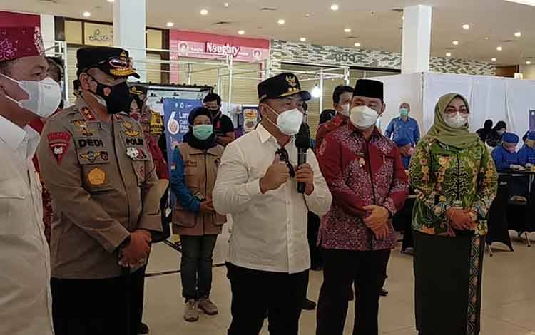 Bupati dan Wali Kota Jangan Keluar Daerah Sebelum Target Vaksinasi Covid-19 Tercapai