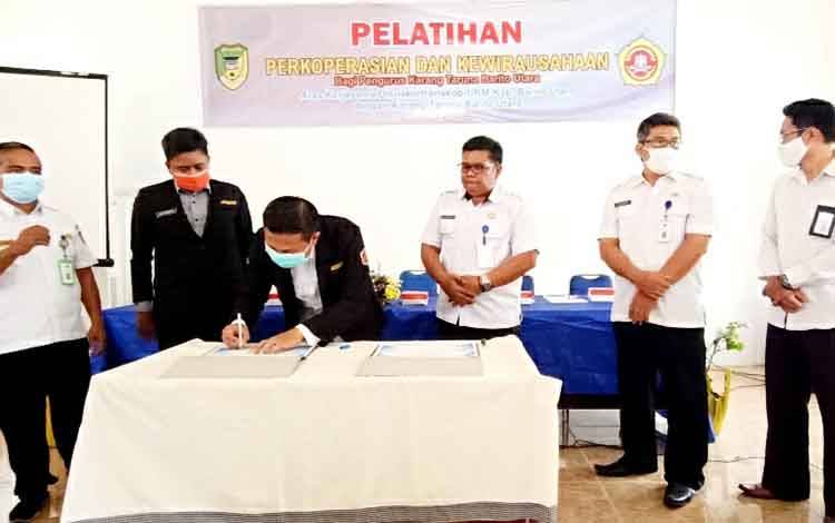 Disnakertranskop UKM dan Karang Taruna Barito Utara Teken Nota Kesepakatan