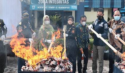 Ratusan Ribu Batang Rokok Ilegal Dimusnahkan di Sampit
