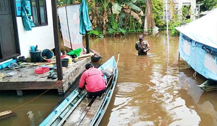 Babinsa Koramil Montallat Salurkan Bantuan Warga Terdampak Banjir