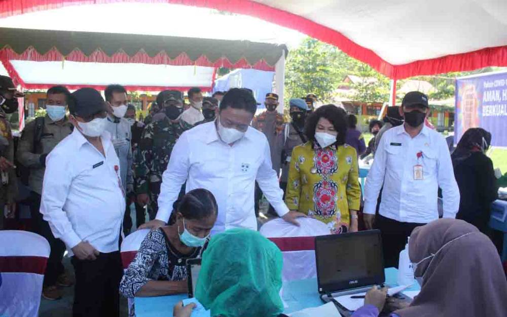 Wakil Gubernur Kalteng Tinjau Vaksinasi Massal di SMAN 1 Kahayan Hilir