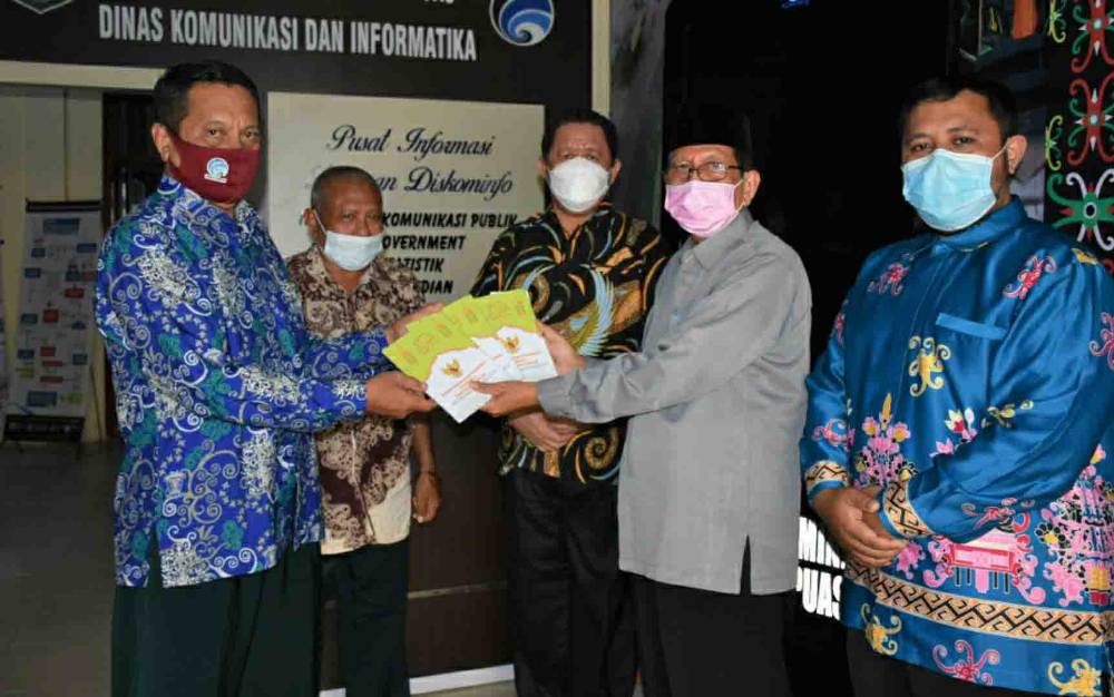 Baznas Kapuas Serahkan Buku Baznas Beramal ke OPZ Diskominfo