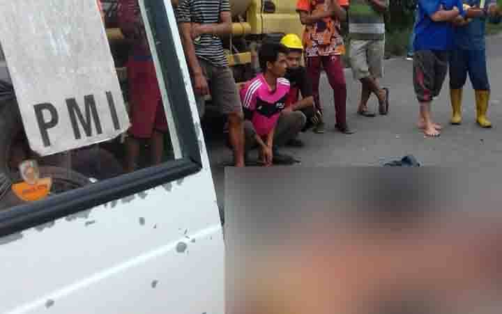 Pengendara Motor Tewas Setalah Tabrak Truk Parkir di Sampit