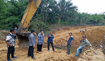 Dinas PUPR Bantu Pemdes Pandran Raya Perbaikan Jembatan Penghubung