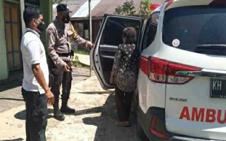 Perangkat Desa Sei Asam Bantu Transportasi Lansia Terima Vaksin