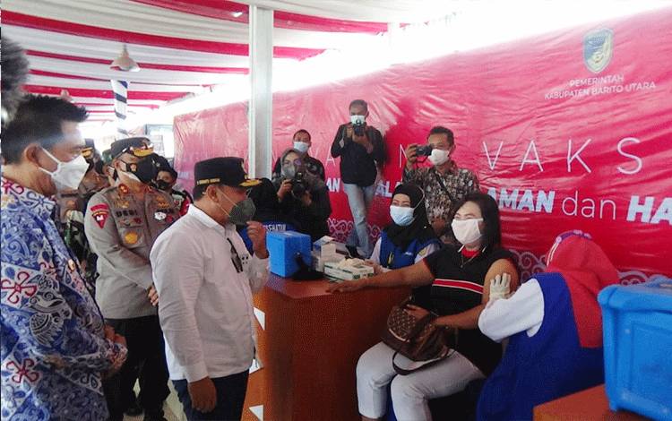 Gubernur Kalteng Tinjau Pelaksanaan Vaksinasi Massal di Barito Utara