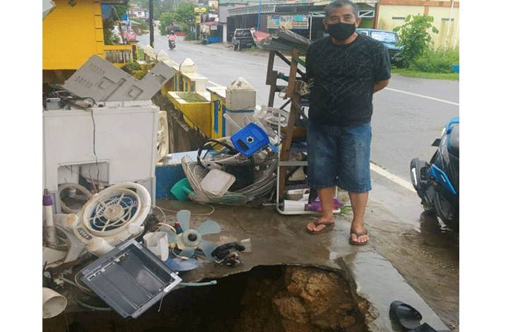 Tergerus Air, Rumah Warga Ini Nyaris Ambruk