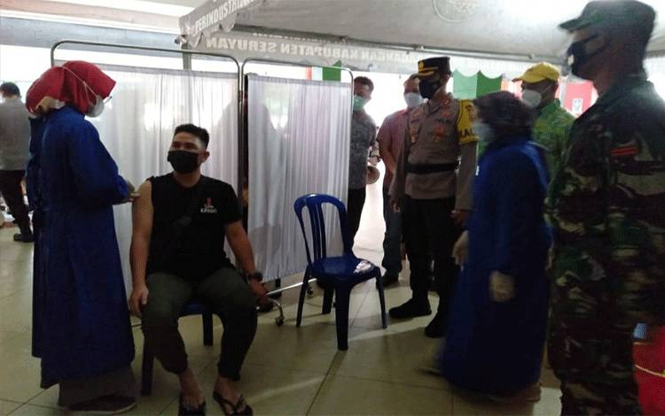 Pedagang Pasar Kuala Pembuang Jalani Vaksin Covid-19