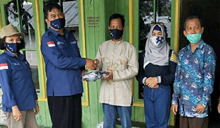 Dinas Perikanan Bagikan Masker untuk Kelompok Budidaya Ikan di Kapuas