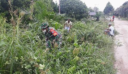 Warga Jalan AMD Bersama TNI Kompak Bersihkan Rumput Liar