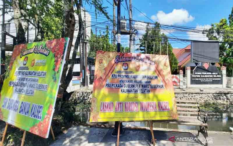 Kantor KPU Kalsel Dipenuhi Karangan Bunga Suksesnya Gelaran PSU