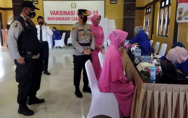 Isteri Anggota Polri di Seruyan Ikuti Vaksinasi Covid-19