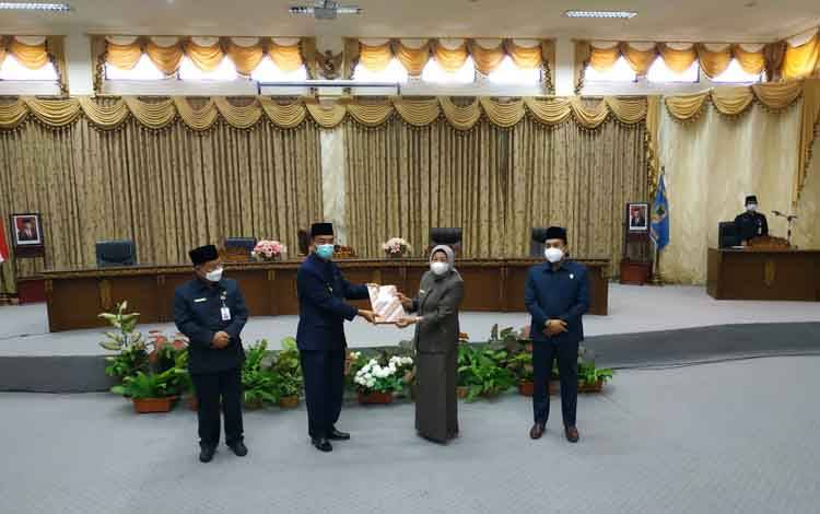Wakil Bupati Barito Utara Serahkan Materi Sidang Raperda Perubahan RPJMD 2018-2023