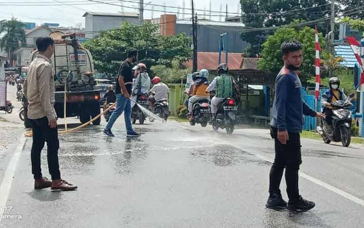 Dinas PUPR Barito Utara Rutin Bersihkan Jalan Dalam Kota
