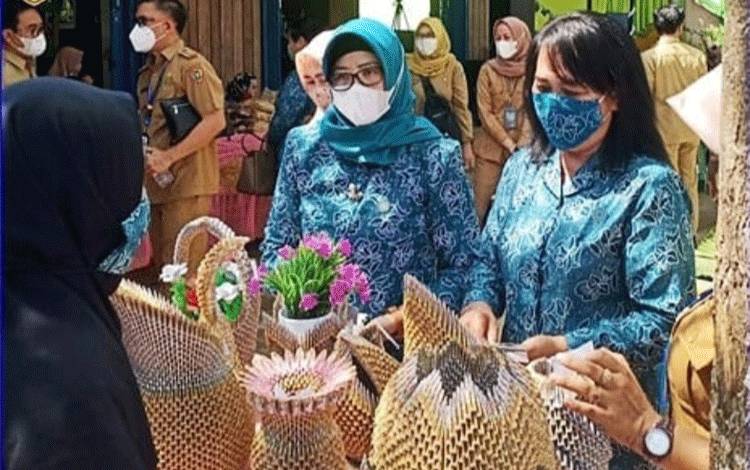 Ketua TP PKK Barito Utara Hadiri Penilaian Lomba Desa