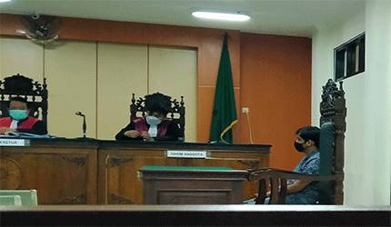 Lagi Ganti Ban Sopir Truk Tangki Diseruduk Truk Box Hingga Tewas