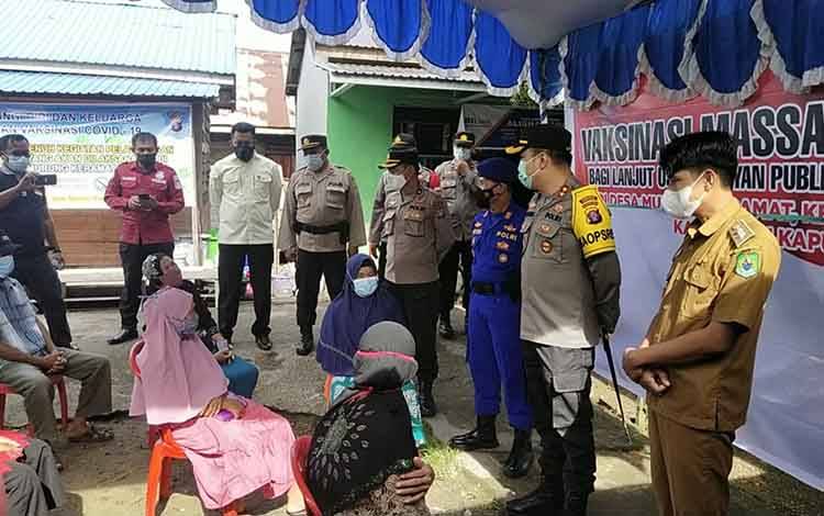 Kapolres Kapuas Tinjau Kegiatan Vaksinasi di Kelurahan Murung Keramat