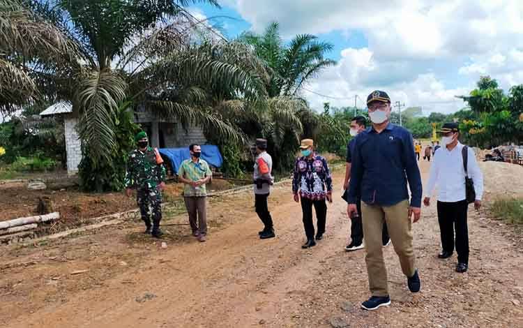 Warga Aruta Minta Dibangunkan Jalan Resmi Milik Daerah