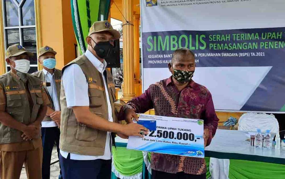 Pemko Palangka Raya Serahkan Upah Tukang Program BSPS