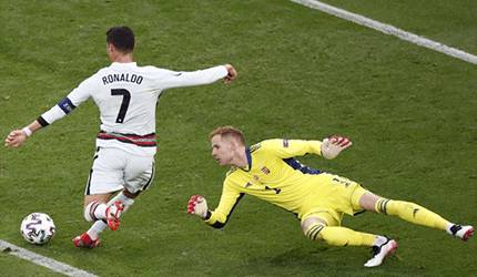 Ronaldo Lewati Rekor Platini Sebagai Pencetak Gol Terbanyak Euro