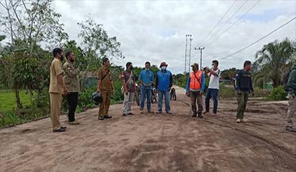 Wakil Bupati Katingan Tinjau Pembangunan Jalan dengan Mengendarai Motor Trail