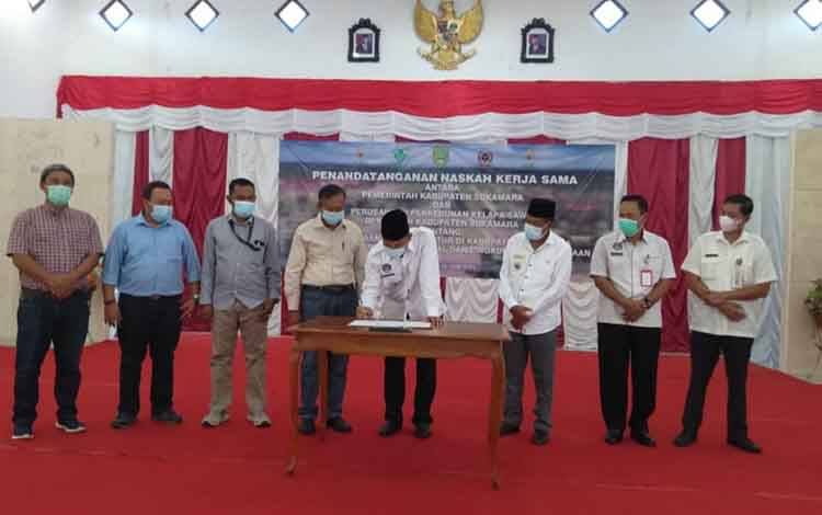 Penandatangan Kerja Sama Pemkab Sukamara dan Perusanaan karena Keluhan Jalan Rusak