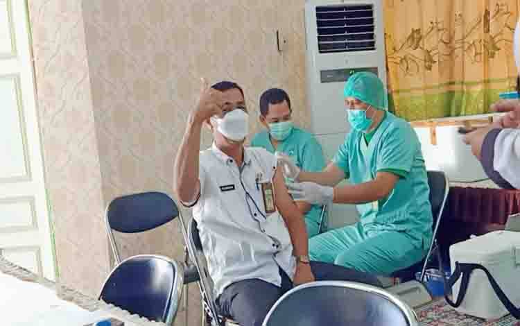 Pegawai Kemenag Kapuas Terima Vaksinasi Covid-19 Dosis ke 2