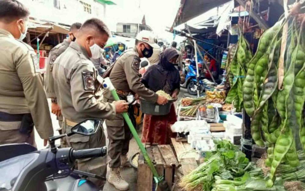 Personel Satpol PP Kapuas Awasi Ketertiban Kawasan Pasar