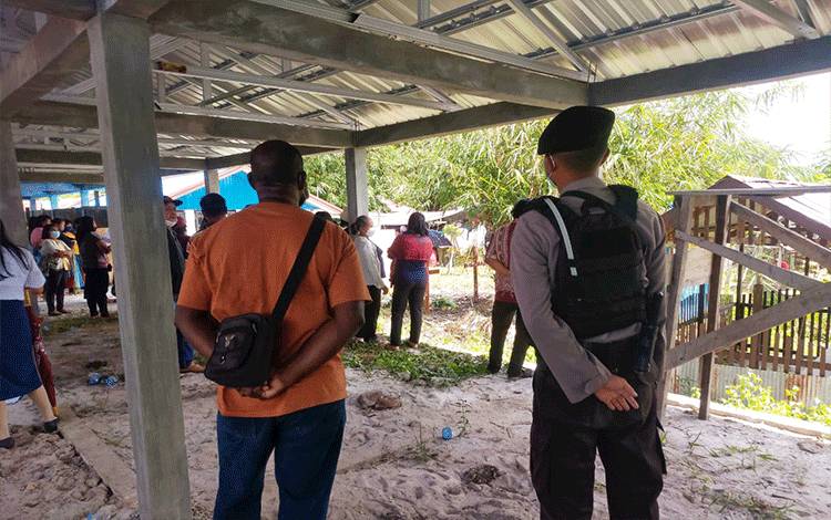 Narapidana Hadiri Pemakaman Orang Tuanya