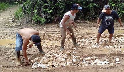 Jalan Gumpa - Maragut Rusak Parah, Pemdes Lakukan Perbaikan