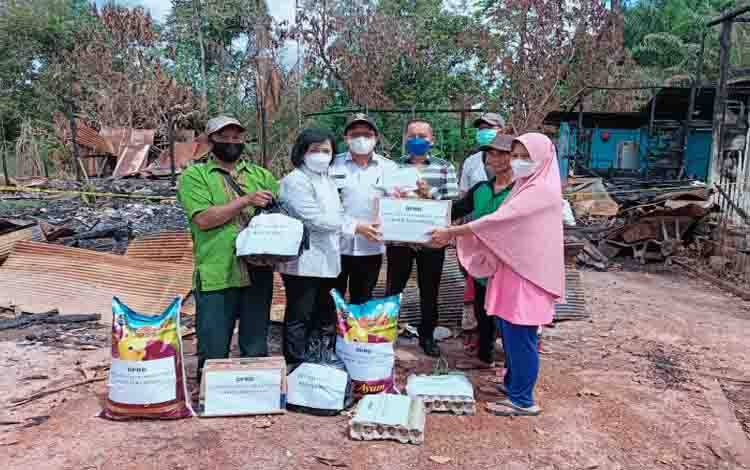 DPRD Kotim Serahkan Bantuan Korban Kebakaran di Tanah Mas