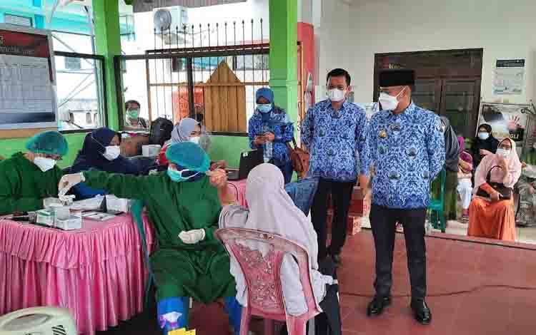 Wali Kota Tinjau Vaksinasi Lansia di Kelurahan Palangka