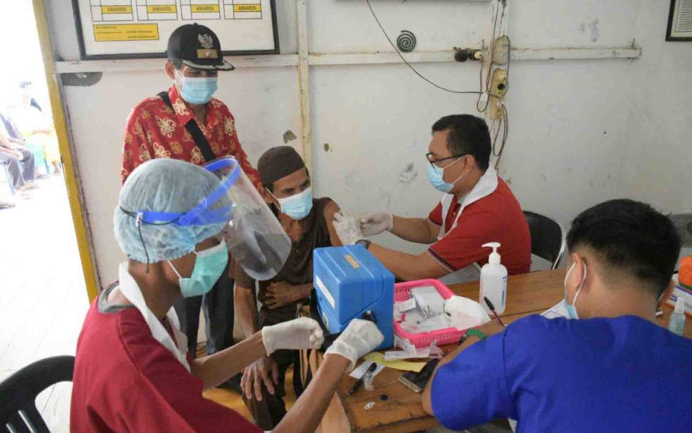 Lansia di Desa Palingkau Jaya Antusias Ikuti Vaksinasi Covid-19