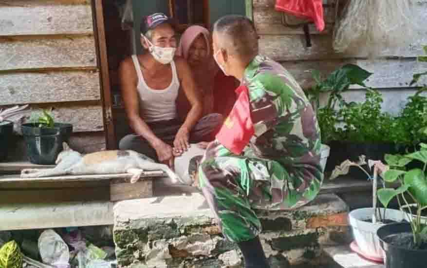 Babinsa Kumai Hulu Berikan Sembako kepada Warga Kurang Mampu