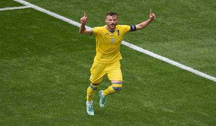Giliran Andriy Yarmolenko Campakkan Botol Minuman Sponsor Euro 2020