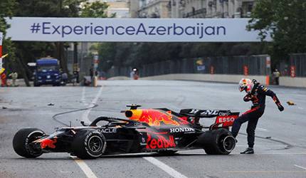 Verstappen Tak Senang dengan Penjelasan Pirelli Soal Pecah Ban di Baku