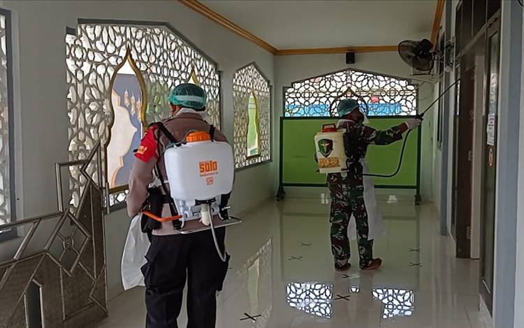 Cegah Covid-19 di Rumah Ibadah, Polres Sukamara Semprot Gereja dan Masjid dengan Disinfektan