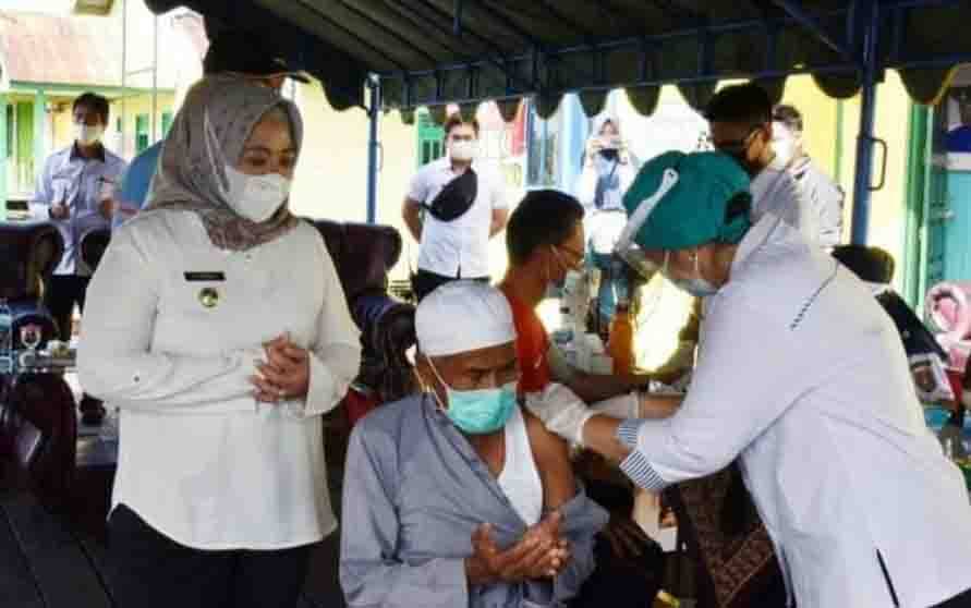Vaksinasi Dosis Pertama Lansia di Kobar 43 Persen