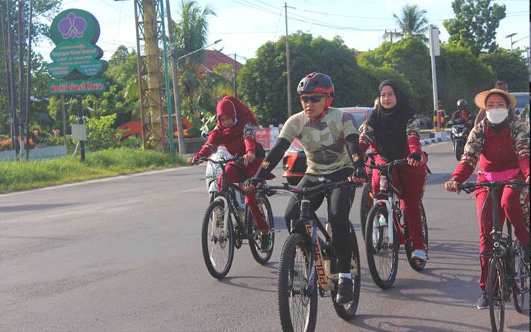 Danyonif Raider 631 Antang Bersama Anggota Persit KCK Serta Prajurit Gelar Sepeda Santai