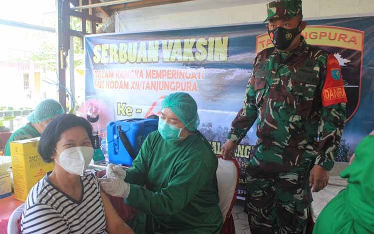 Kodim Bersama Kelurahan Menteng Gelar Serbuan Vaksin Bagi Lansia