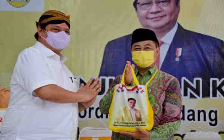 Menko Airlangga Bagikan 50 Ribu Telur Ayam