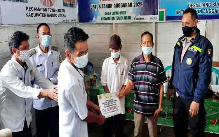 Desa Liang Buah Salurkan BLT DD Periode Januari 2021