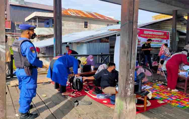 Polairud Polres Seruyan Amankan Vaksinasi di Dermaga Bongkar Muat Kuala Pembuang