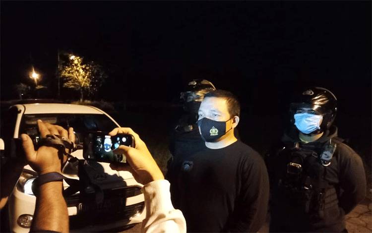 Pengendara Vixion Tabrak Mobil Polisi di Palangka Raya