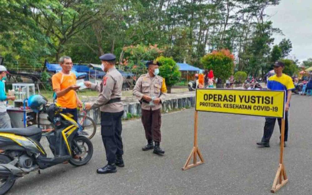 Petugas Terus Ingatkan Warga Gunakan Masker Saat Beraktivitas di Luar Rumah