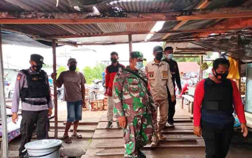 Personel Gabungan Bagikan Masker di Pasar Pembuang Hulu